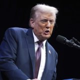 Donald Trump devra verser des millions de dollars à l’autrice E. Jean Carroll, pour des propos diffamatoires. KEYSTONE/AP/Evan Vucci